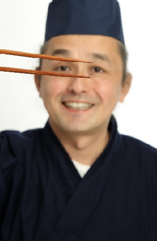 Sushikoch Keita mit Stäbchen | Marieneck Köln
